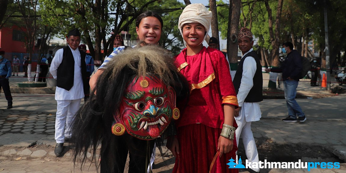 लाखेको भेषमा श्रमिका फैँजू (दायाँ)